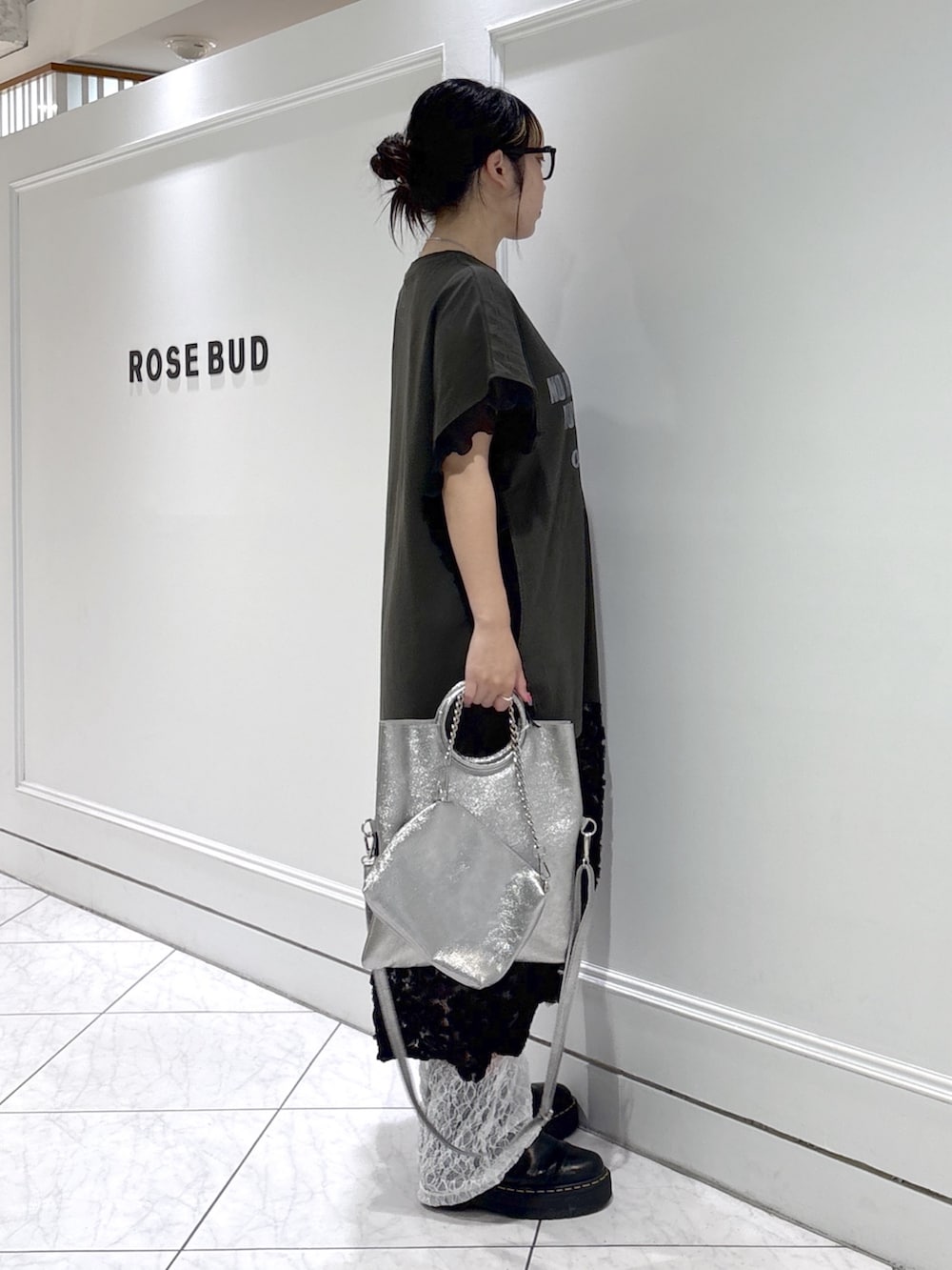 ブラック系のワンピース、ホワイト系のその他パンツ、ブラック系のブーツを着用したレディースの夏コーディネートの2枚目の写真