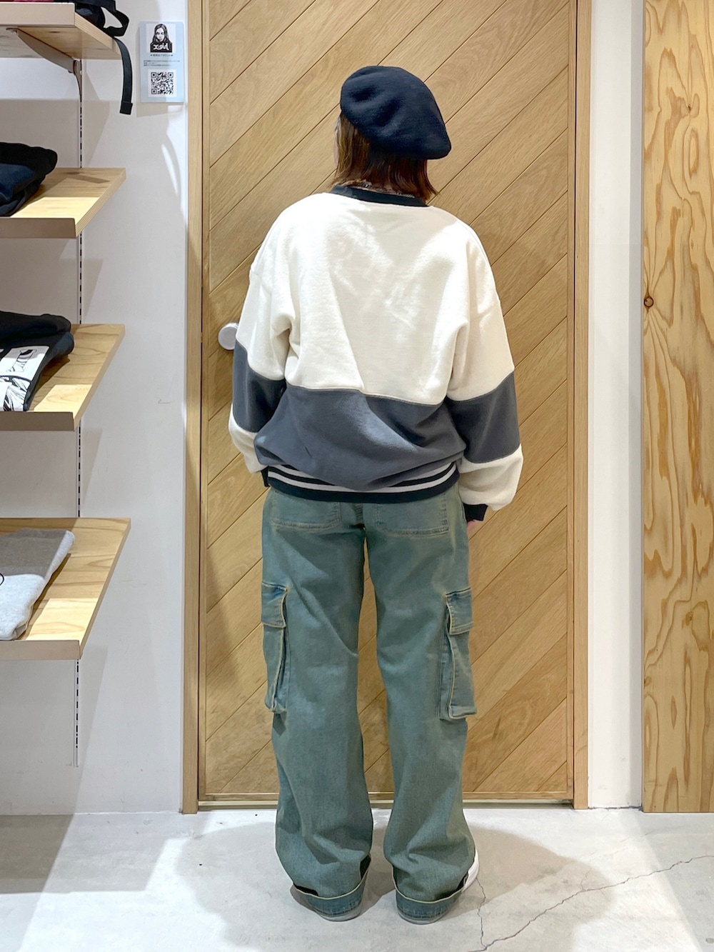 ブルー系のカーゴパンツ、ホワイト系のスニーカー、ホワイト系のスウェットを着用したレディースの秋コーディネートの3枚目の写真