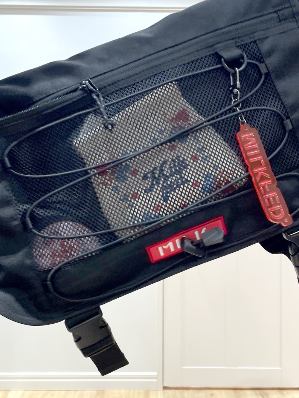 ブラック系のブーツ、ブラック系のスウェットパンツ、グレー系のTシャツ/カットソーを着用したレディースの夏コーディネートの6枚目の写真