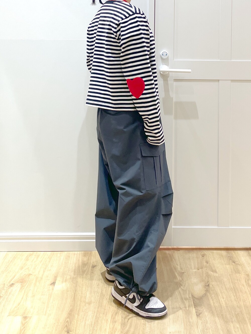 ブラック系のカーディガン/ボレロ、グレー系のその他パンツ、グレー系のTシャツ/カットソーを着用したレディースの春コーディネートの7枚目の写真