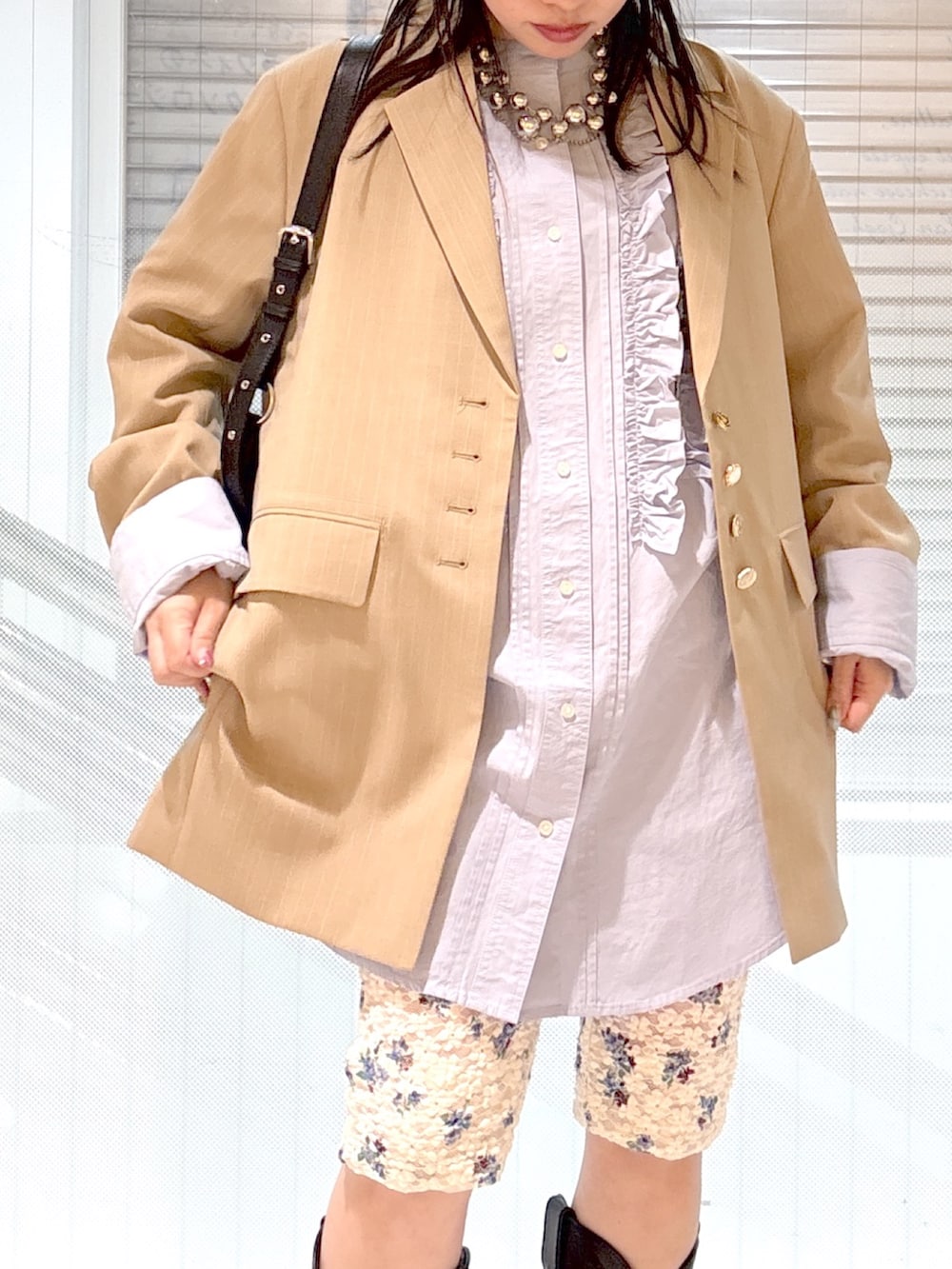 ブラック系のブーツ、ブルー系のシャツ/ブラウス、ベージュ系のテーラードジャケットを着用したレディースの春コーディネートの5枚目の写真