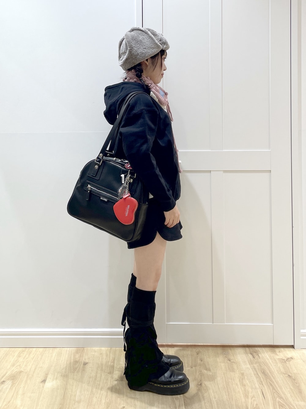 ブラック系のボストンバッグ、ブラック系のスウェットパンツ、ブラック系のパーカーを着用したレディースの秋コーディネートの3枚目の写真