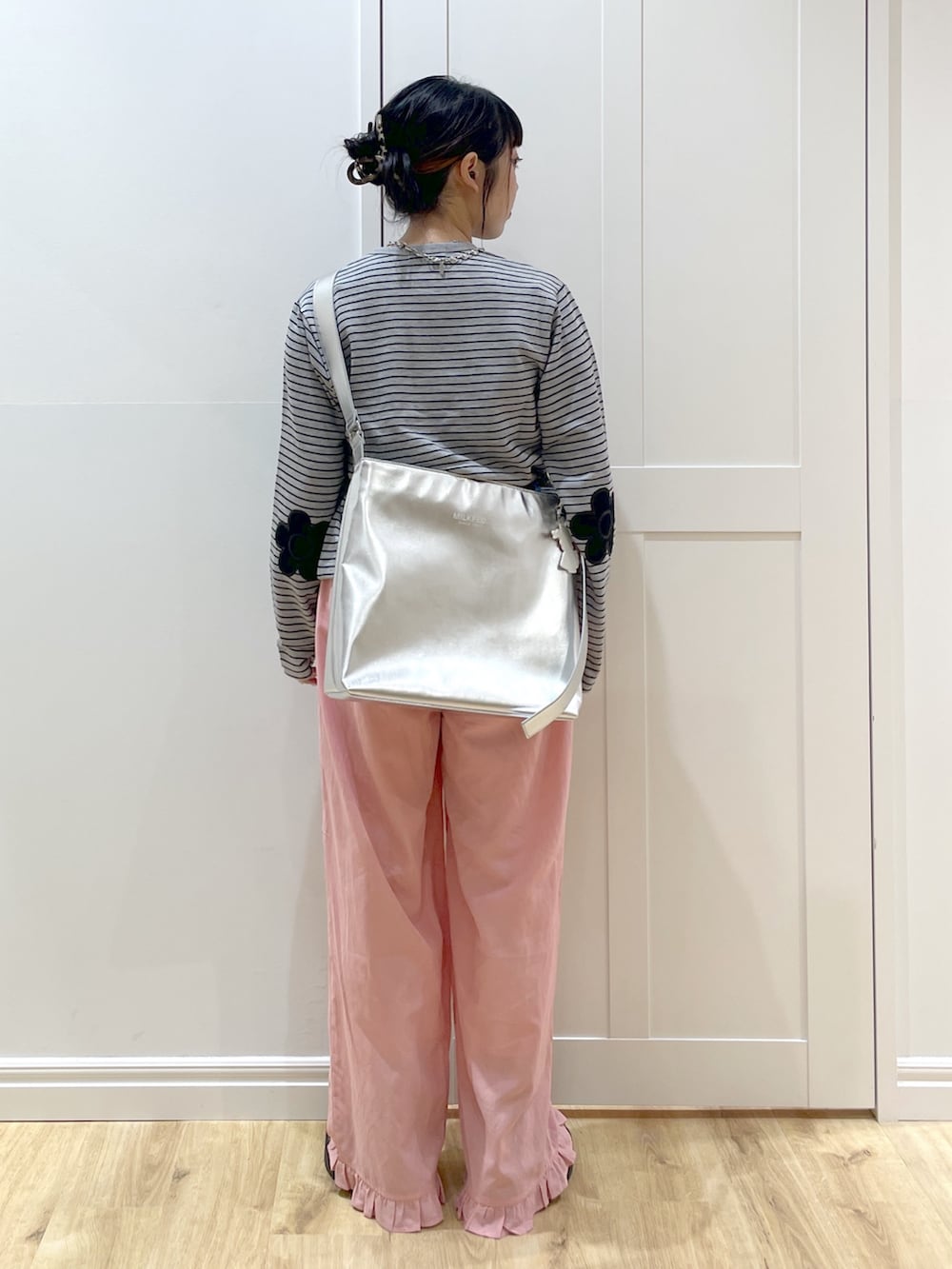 グレー系のカーディガン/ボレロ、ピンク系のその他パンツ、ブラック系のブーツを着用したレディースの夏コーディネートの3枚目の写真