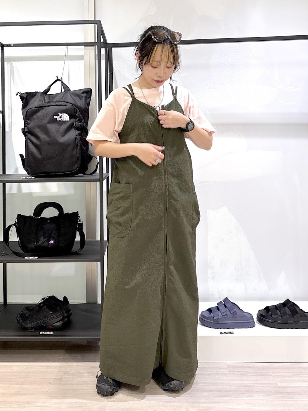 ブラック系のスニーカー、ピンク系のTシャツ/カットソー、ブラウン系のトートバッグを着用したレディースの春コーディネートの4枚目の写真