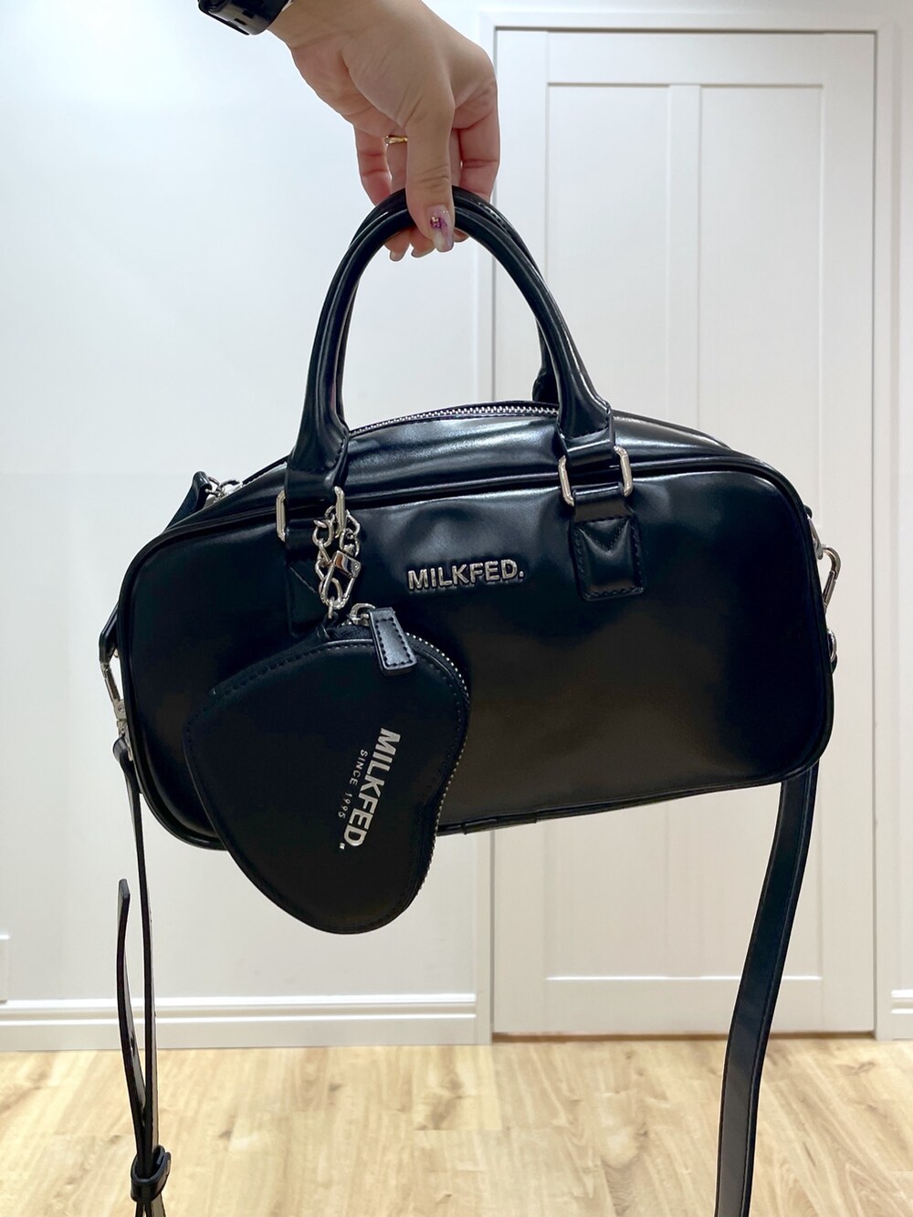 ブルー系のデニムパンツ、ブラウン系のその他パンツ、ホワイト系のTシャツ/カットソーを着用したレディースの夏コーディネートの5枚目の写真