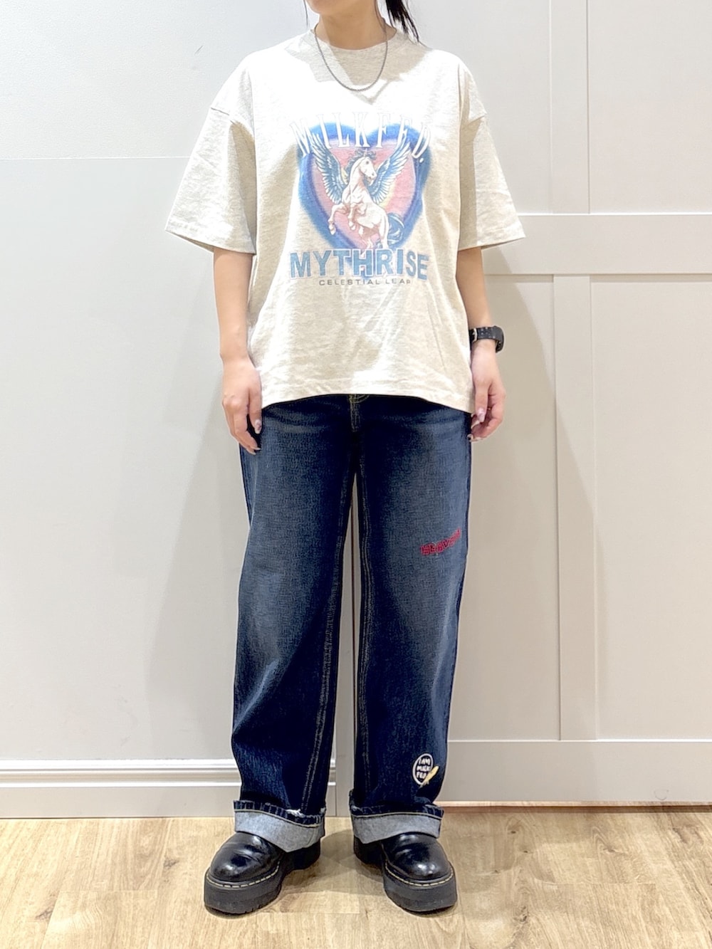 ブラック系のブーツ、ブルー系のデニムパンツ、ホワイト系のパーカーを着用したレディースの春コーディネートの9枚目の写真