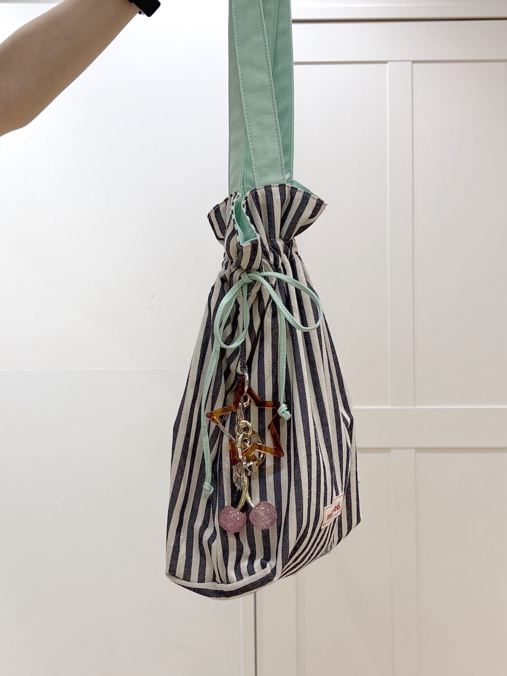 グレー系のその他パンツ、グレー系のパーカー、ホワイト系のTシャツ/カットソーを着用したレディースの冬コーディネートの8枚目の写真