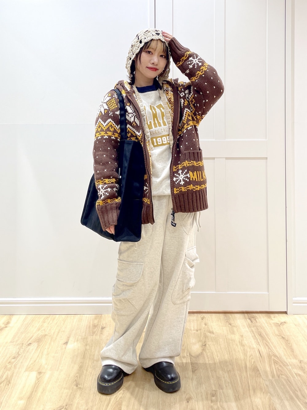 ベージュ系のスウェットパンツ、ベージュ系のスウェット、ブラウン系のその他アウターを着用したレディースの秋コーディネートの2枚目の写真