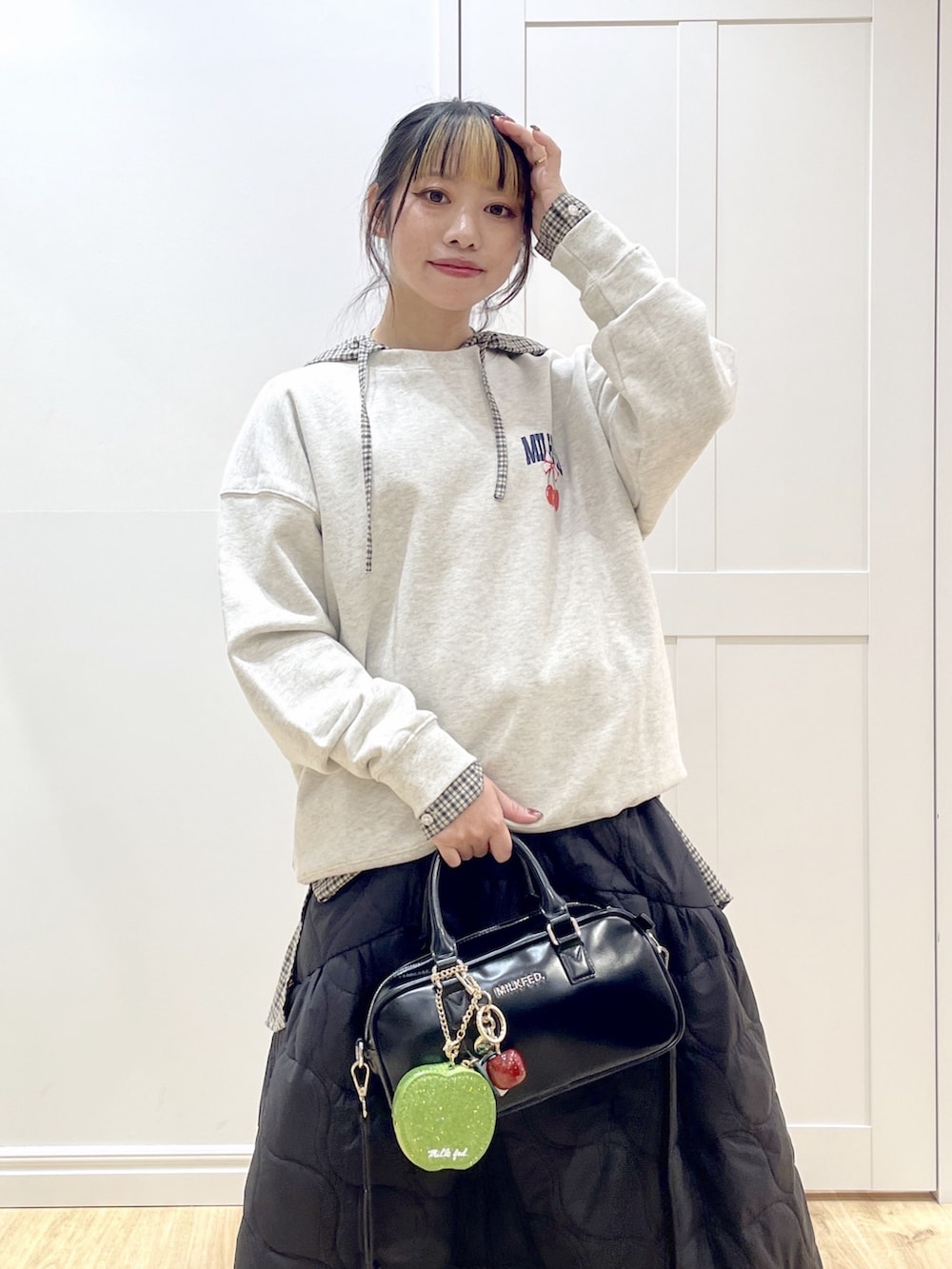 ベージュ系のブーツ、ブラック系のスカート、ベージュ系のスウェットを着用したレディースの秋コーディネートの4枚目の写真