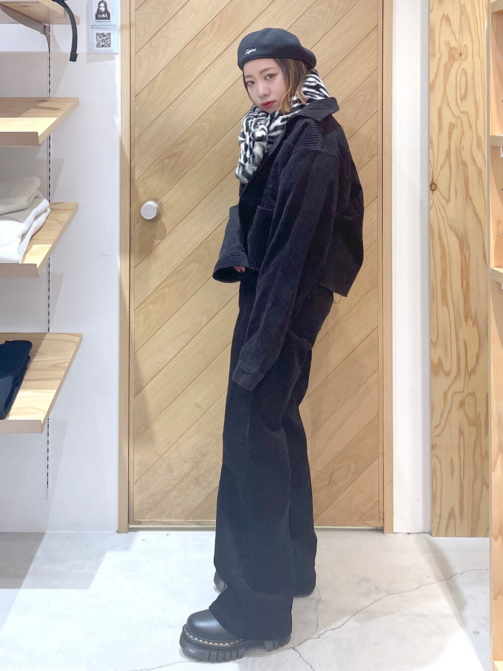 ブラック系のその他パンツ、ブラック系のニット/セーター、ブラック系のブルゾンを着用したレディースの秋コーディネートの2枚目の写真