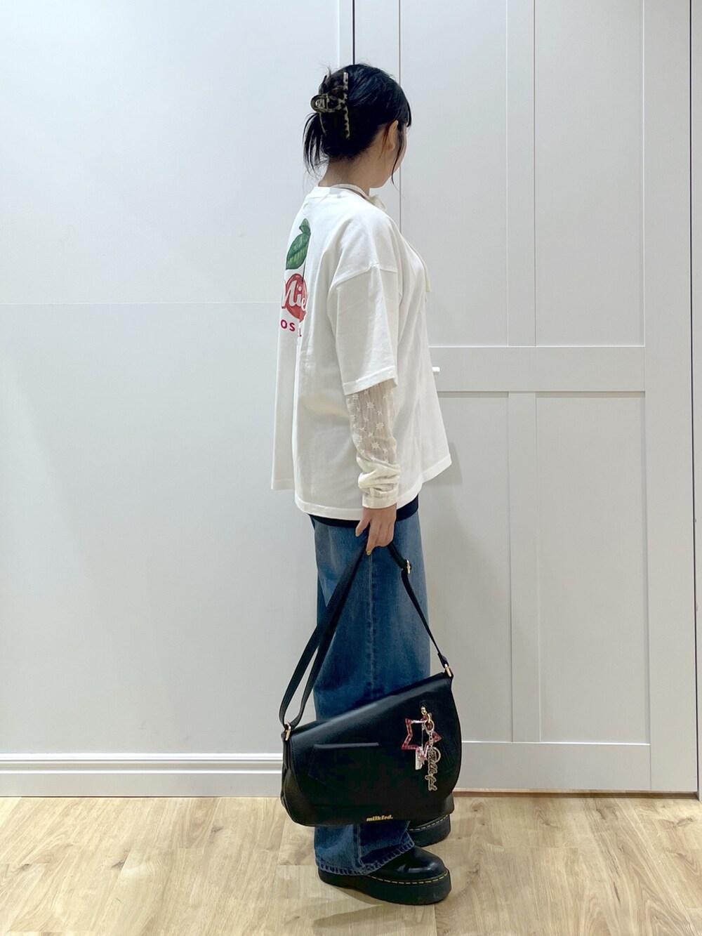 ブラック系のショルダーバッグ、ホワイト系のTシャツ/カットソー、ホワイト系のTシャツ/カットソーを着用したレディースの夏コーディネートの5枚目の写真
