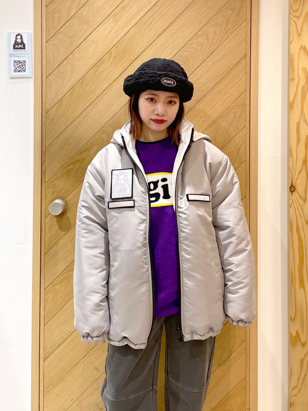 ブラック系のスウェットパンツ、ホワイト系のスニーカー、パープル系のスウェットを着用したレディースの冬コーディネートの2枚目の写真