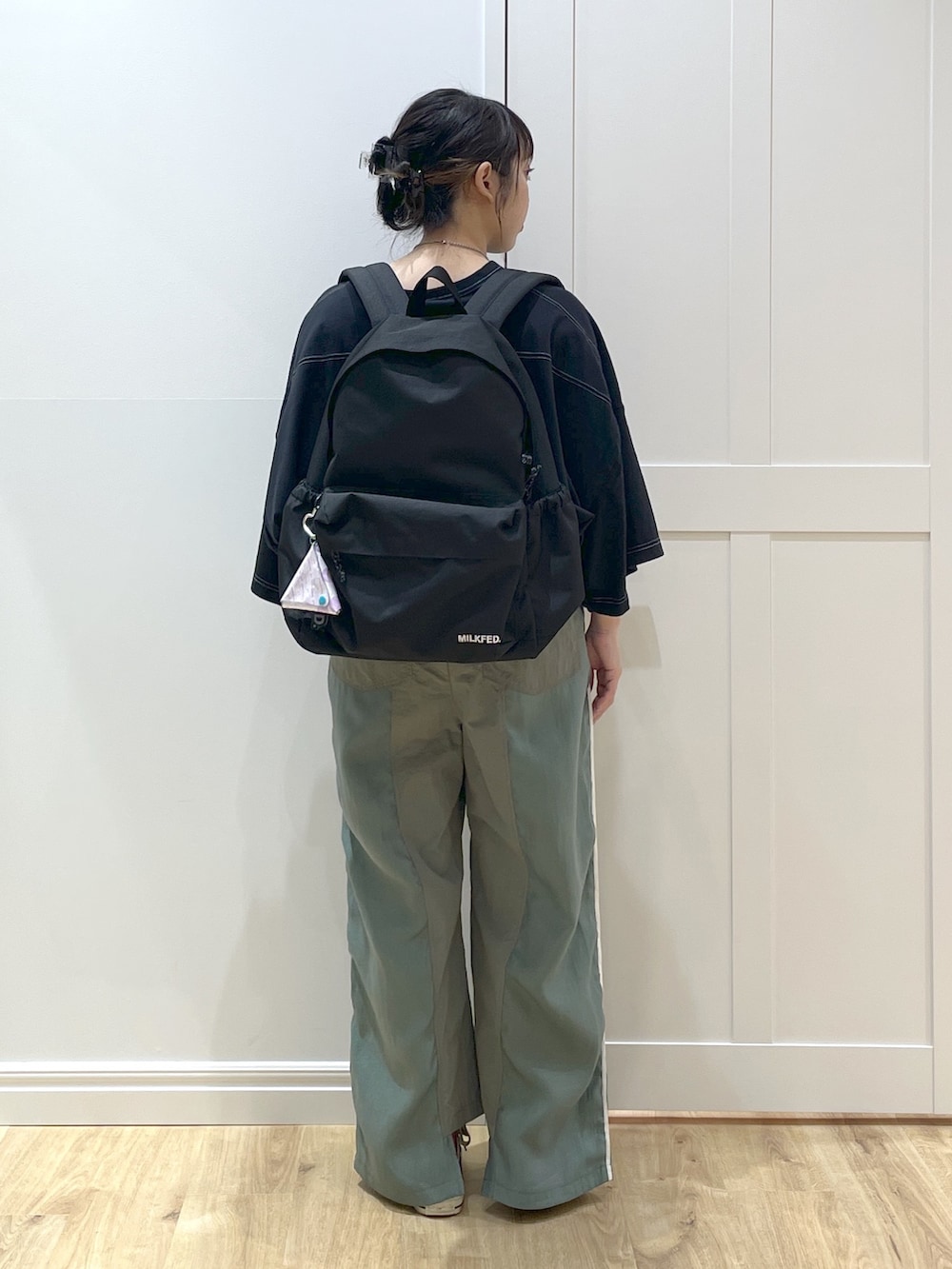 「大人カジュアル、最近のいい感じコーデ、アウトドアスタイル、フレアパンツ、スポーツミックス、春夏コーデ、休日スタイル、ラクチンコーデ、カジュアルコーデ、夏ファッション、リラックススタイル、低身長女子、トレンド、リュック、バックパック」｜「ChampionのMILKFED.×CHAMPION COLLEGE LOGO BIG FOOTBALL TEE（Tシャツ/カットソー、ブラック系）」を使った、SAKI 🍣さん（骨格ストレート・レディース・151cm）の春コーディネートの3枚目の写真