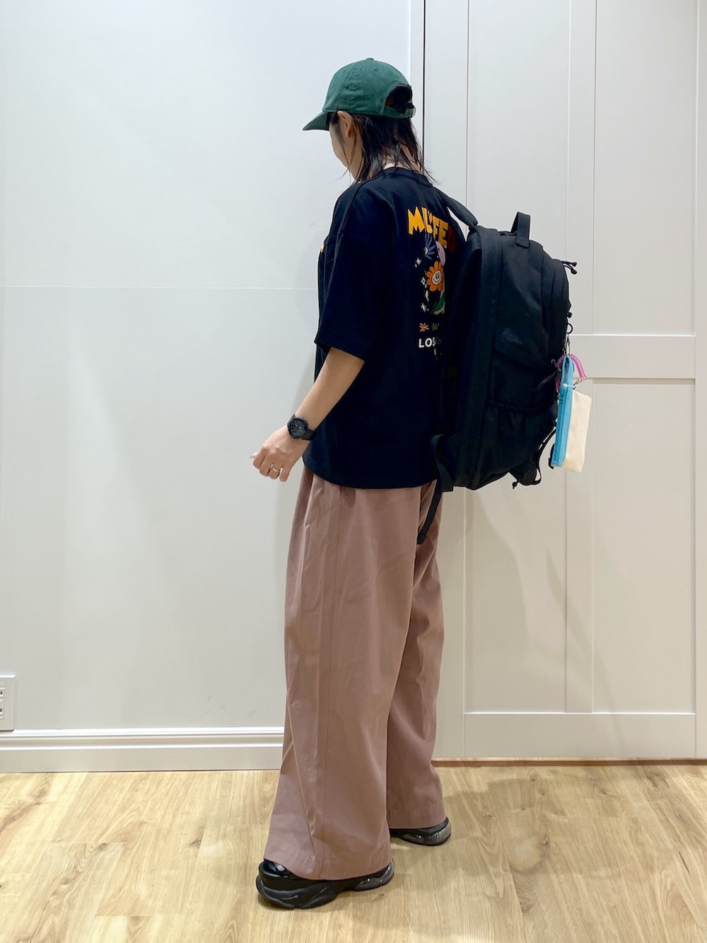 ベージュ系のその他パンツ、ブラック系のTシャツ/カットソー、ブラック系のバックパック/リュックを着用したレディースの夏コーディネートの4枚目の写真