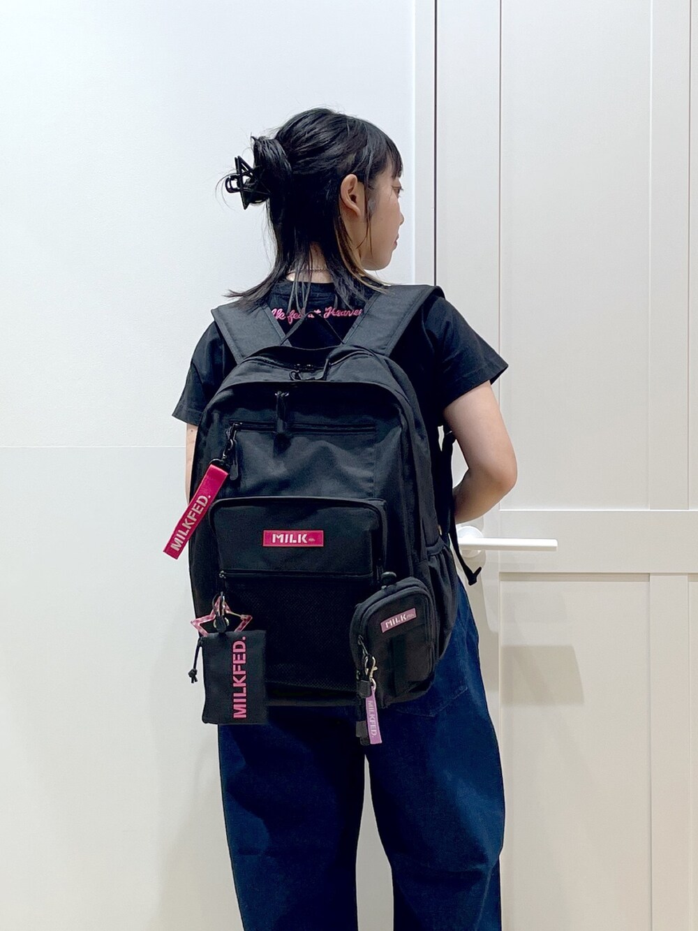 ブラック系のTシャツ/カットソー、ブルー系のデニムパンツ、ブラック系のサンダルを着用したレディースの夏コーディネートの5枚目の写真