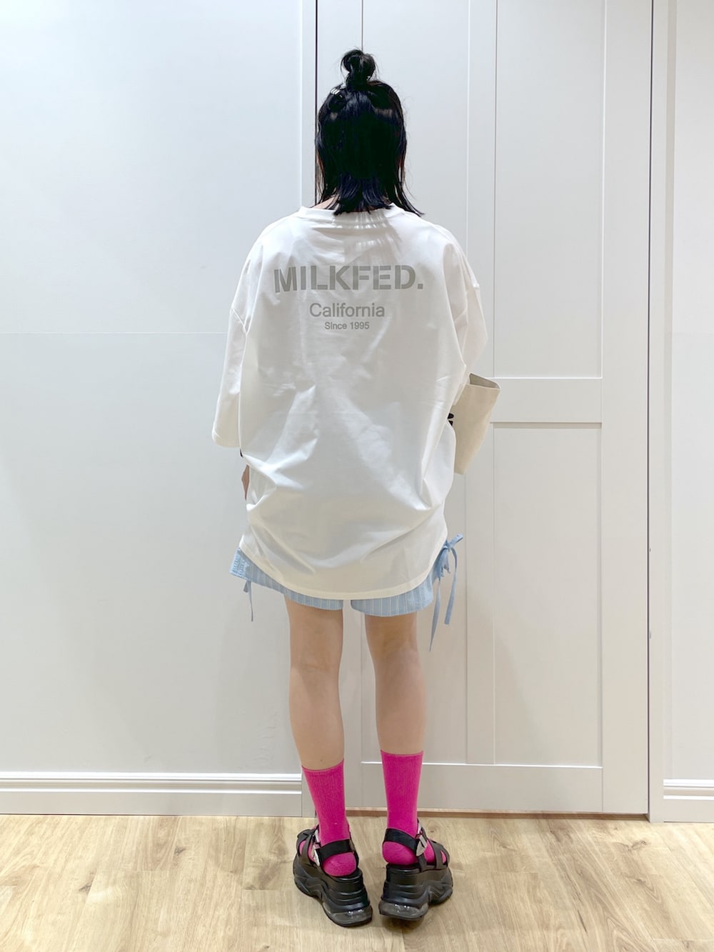「サングラス、トートバッグ、BBQ、低身長、骨格ストレート、milkfed.、MILKFED.、ショートパンツ、Tシャツ、サンダル、おでかけコーデ、春夏コーデ、シルバーアクセサリー、カラーサングラス」｜「MILKFED.のPOINTED RIBBON SHORT PANTS（その他パンツ、ブルー系）」を使った、SAKI 🍣さん（骨格ストレート・レディース・151cm）の春コーディネートの2枚目の写真