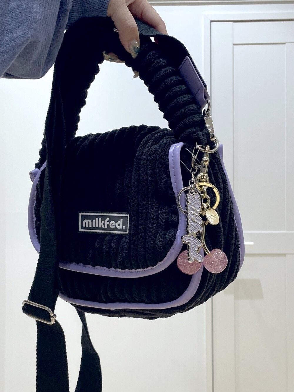 ホワイト系のカーディガン/ボレロ、ブルー系のスウェット、ホワイト系のその他パンツを着用したレディースの秋コーディネートの6枚目の写真
