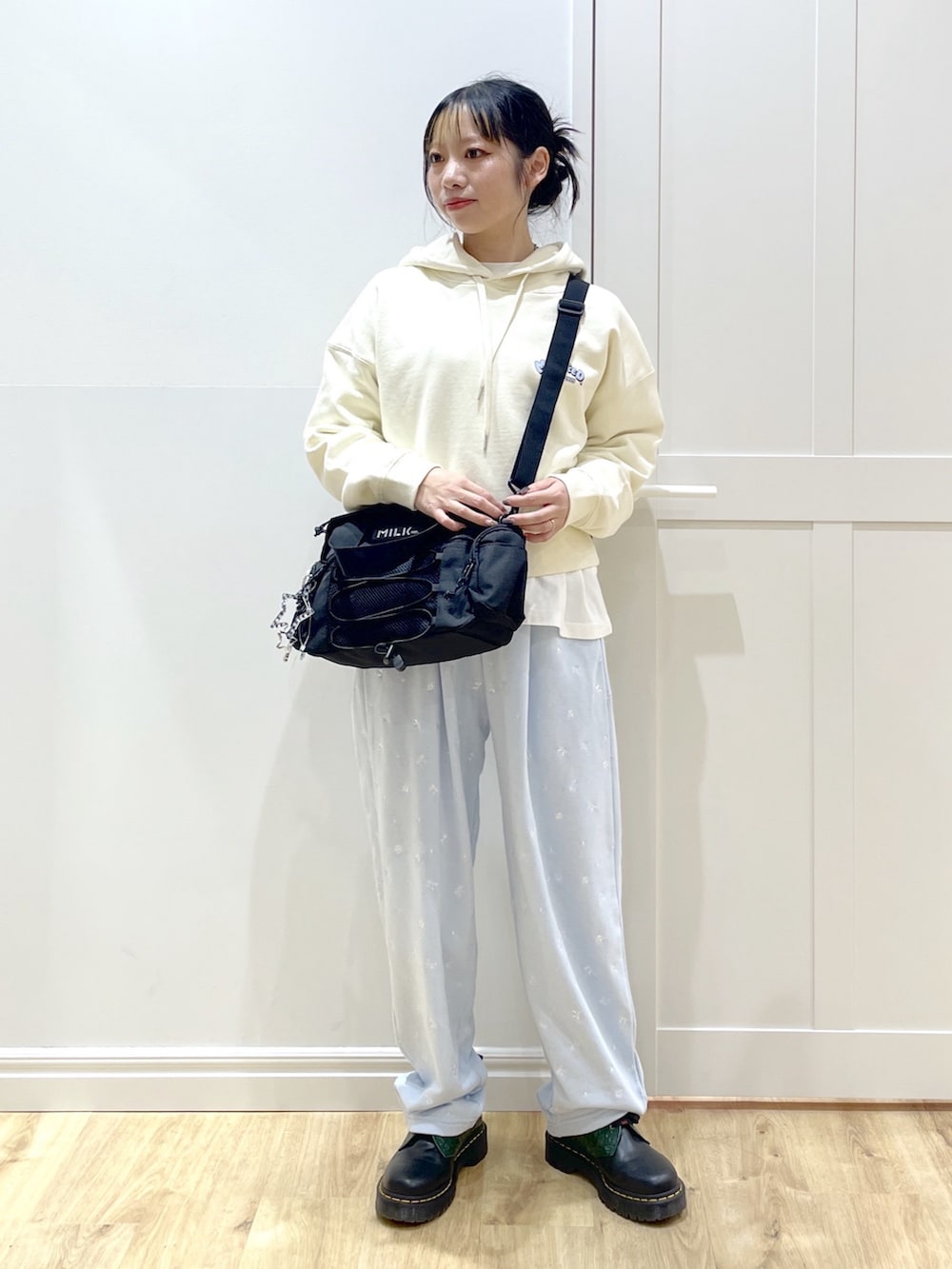 ホワイト系のパーカー、ホワイト系のTシャツ/カットソー、ブルー系のスウェットパンツを着用したレディースの冬コーディネートの2枚目の写真