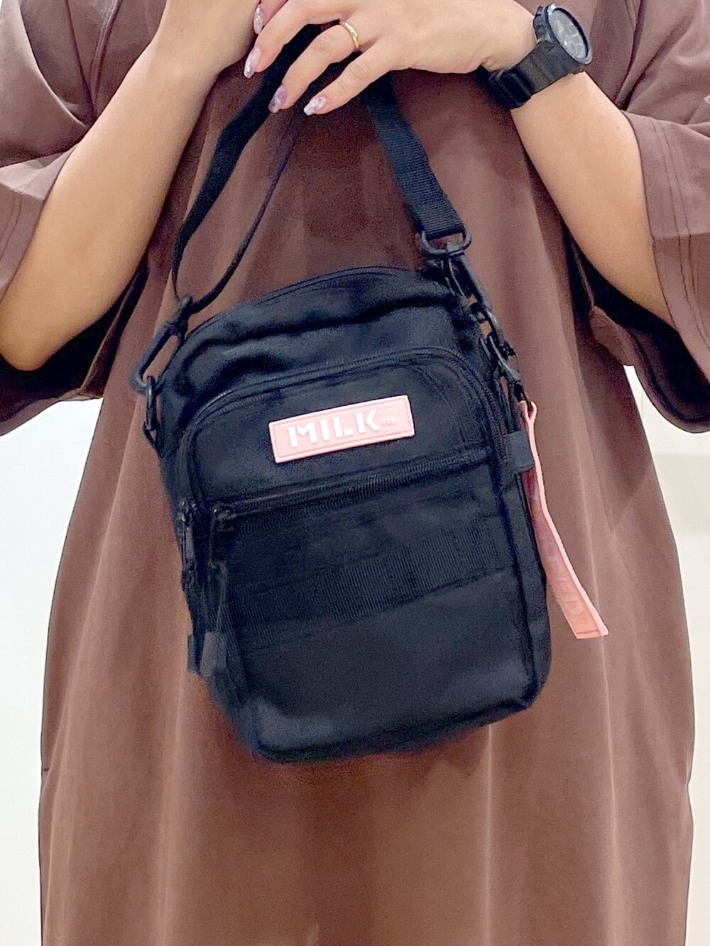 ピンク系のショルダーバッグ、ブラック系のその他パンツ、ブラウン系のワンピースを着用したレディースの夏コーディネートの4枚目の写真