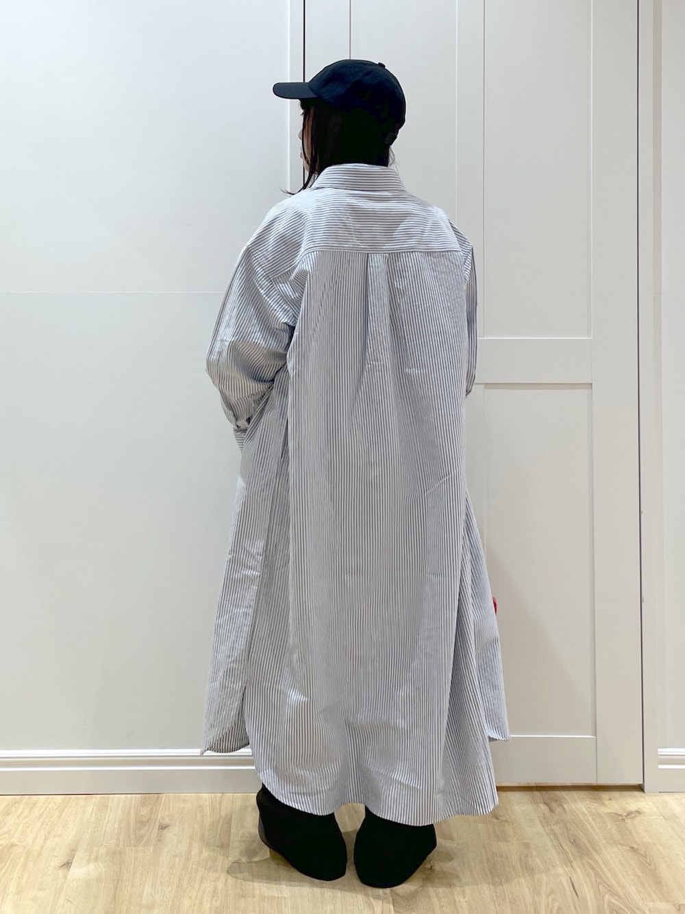 ブルー系のワンピース、ブラック系のスウェットパンツ、ブラック系のブーツを着用したレディースの夏コーディネートの3枚目の写真