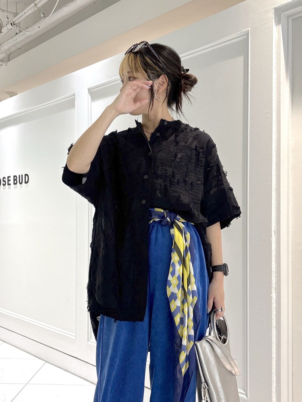 ブラック系のシャツ/ブラウス、ブルー系のその他パンツ、シルバー系のサンダルを着用したレディースの夏コーディネートの7枚目の写真
