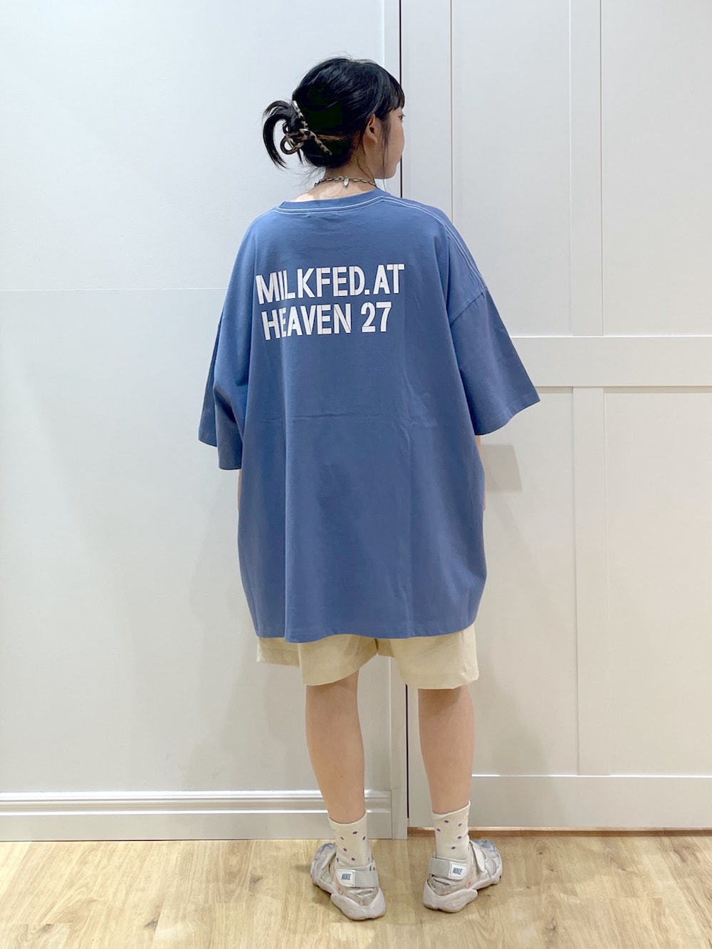 ブルー系のTシャツ/カットソー、レッド系のバックパック/リュック、ホワイト系のラッシュガードを着用したレディースの夏コーディネートの4枚目の写真