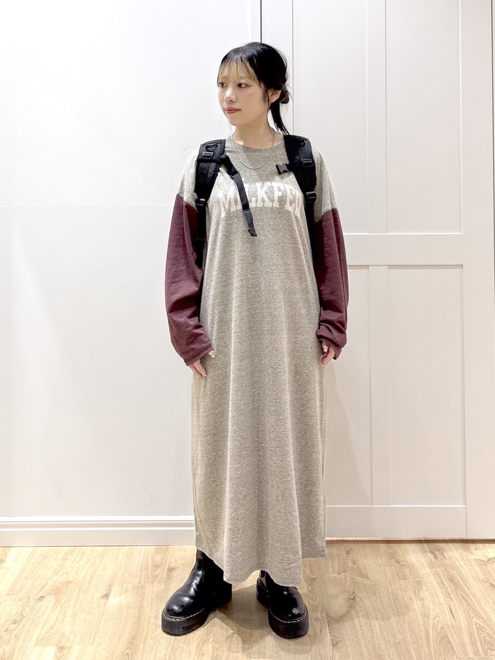 ピンク系のショルダーバッグ、ピンク系のバックパック/リュック、ブラック系のブーツを着用したレディースの春コーディネートの2枚目の写真