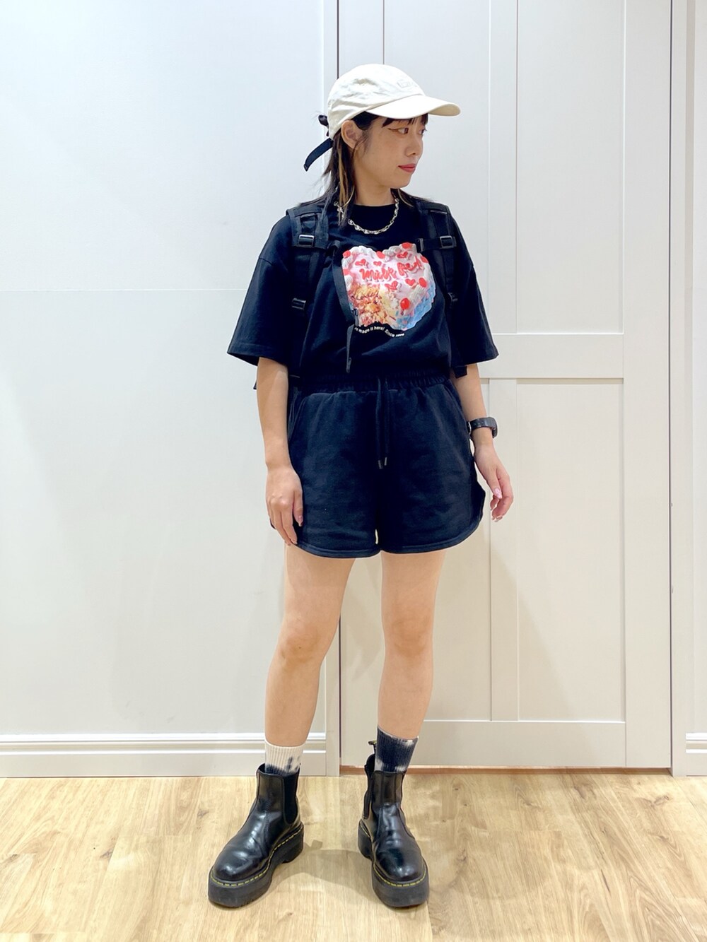 パープル系のバックパック/リュック、ブラック系のショルダーバッグ、ブラック系のブーツを着用したレディースの夏コーディネートの4枚目の写真