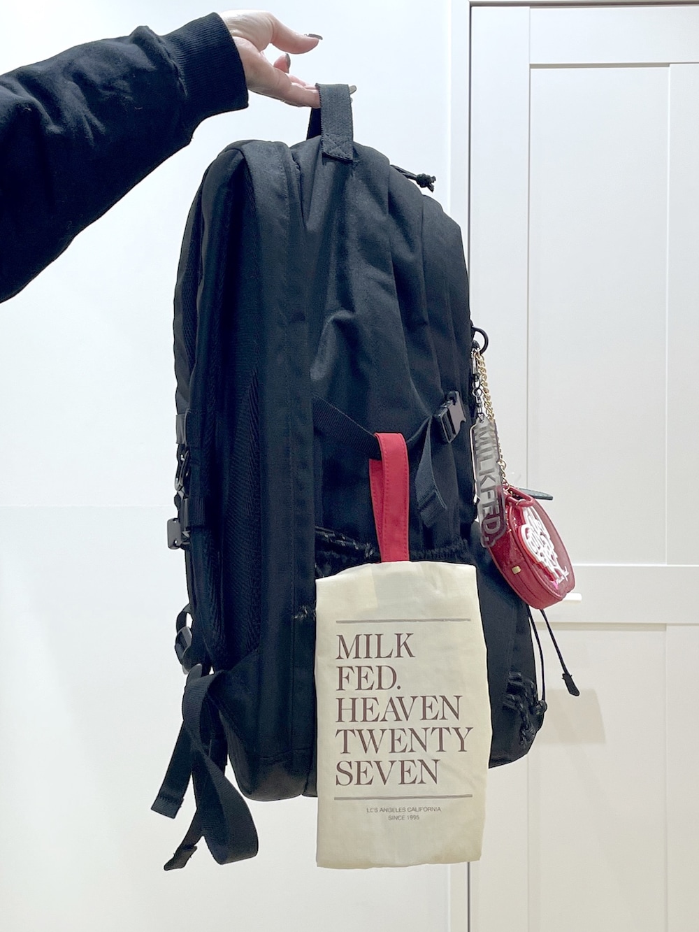 ブラウン系のベスト、イエロー系のワンピース、ブラック系のブーツを着用したレディースの冬コーディネートの9枚目の写真