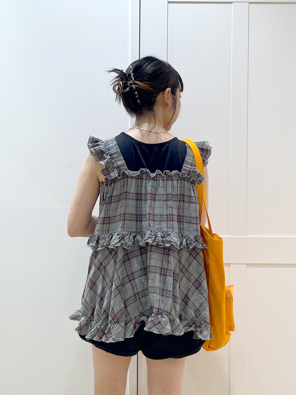 グリーン系のTシャツ/カットソー、ブラック系のスウェットパンツ、ブラック系のサンダルを着用したレディースの夏コーディネートの4枚目の写真