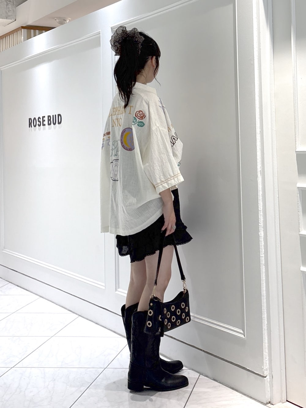 その他のシャツ/ブラウス、ブラック系のブーツ、ブラック系のショルダーバッグを着用したレディースの夏コーディネートの3枚目の写真