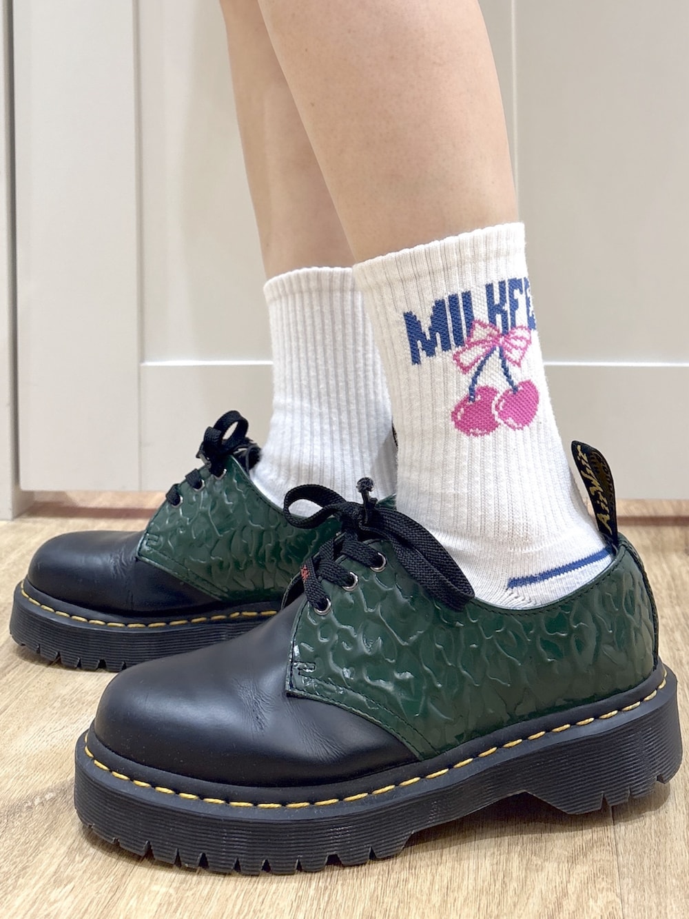 ブルー系のデニムパンツ、レッド系のシャツ/ブラウス、ホワイト系のショルダーバッグを着用したレディースの冬コーディネートの7枚目の写真