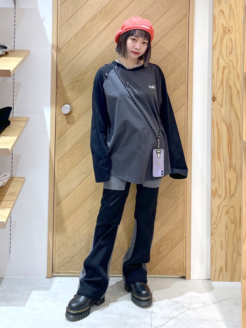 グレー系のTシャツ/カットソー、ブラック系のその他パンツ、ブラック系のブーツを着用したレディースの春コーディネートの3枚目の写真