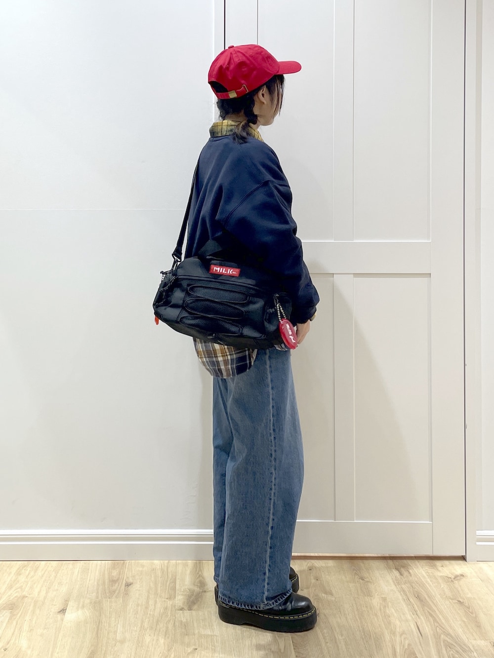 ブルー系のデニムパンツ、ブルー系のスウェット、イエロー系のシャツ/ブラウスを着用したレディースの冬コーディネートの2枚目の写真