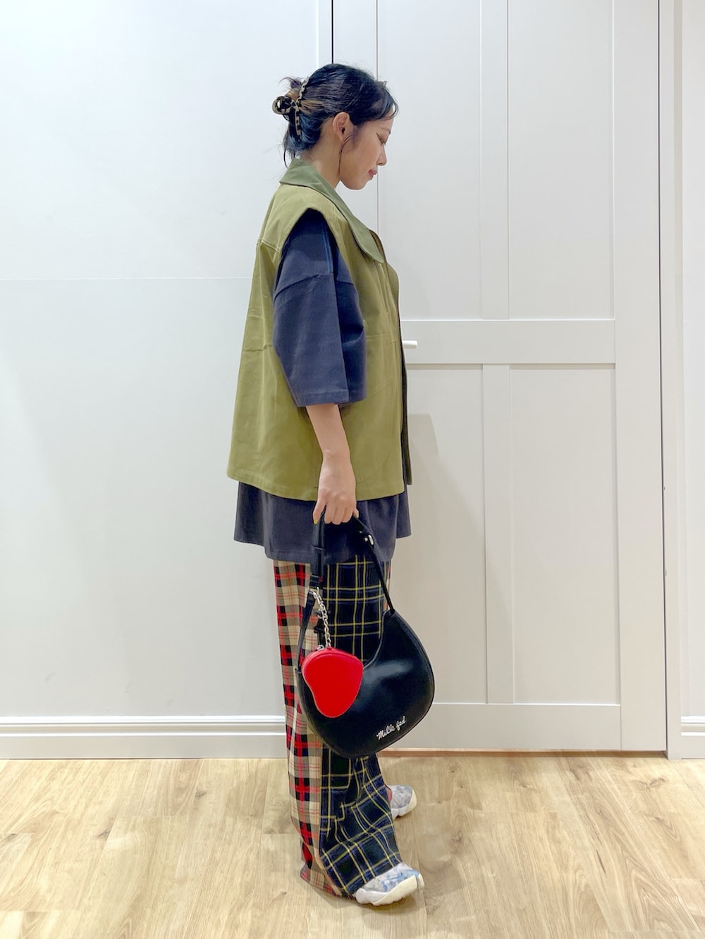 ブラック系のその他パンツ、グリーン系のベスト、グレー系のTシャツ/カットソーを着用したレディースの秋コーディネートの3枚目の写真