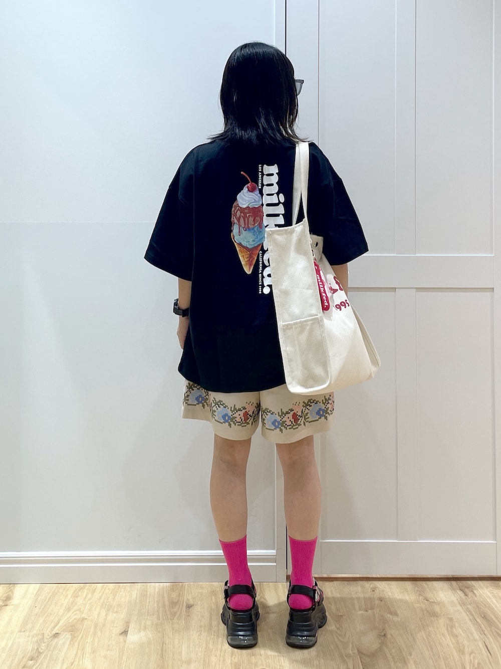 ブラック系のTシャツ/カットソー、ホワイト系のその他パンツ、ブラック系のサンダルを着用したレディースの夏コーディネートの4枚目の写真
