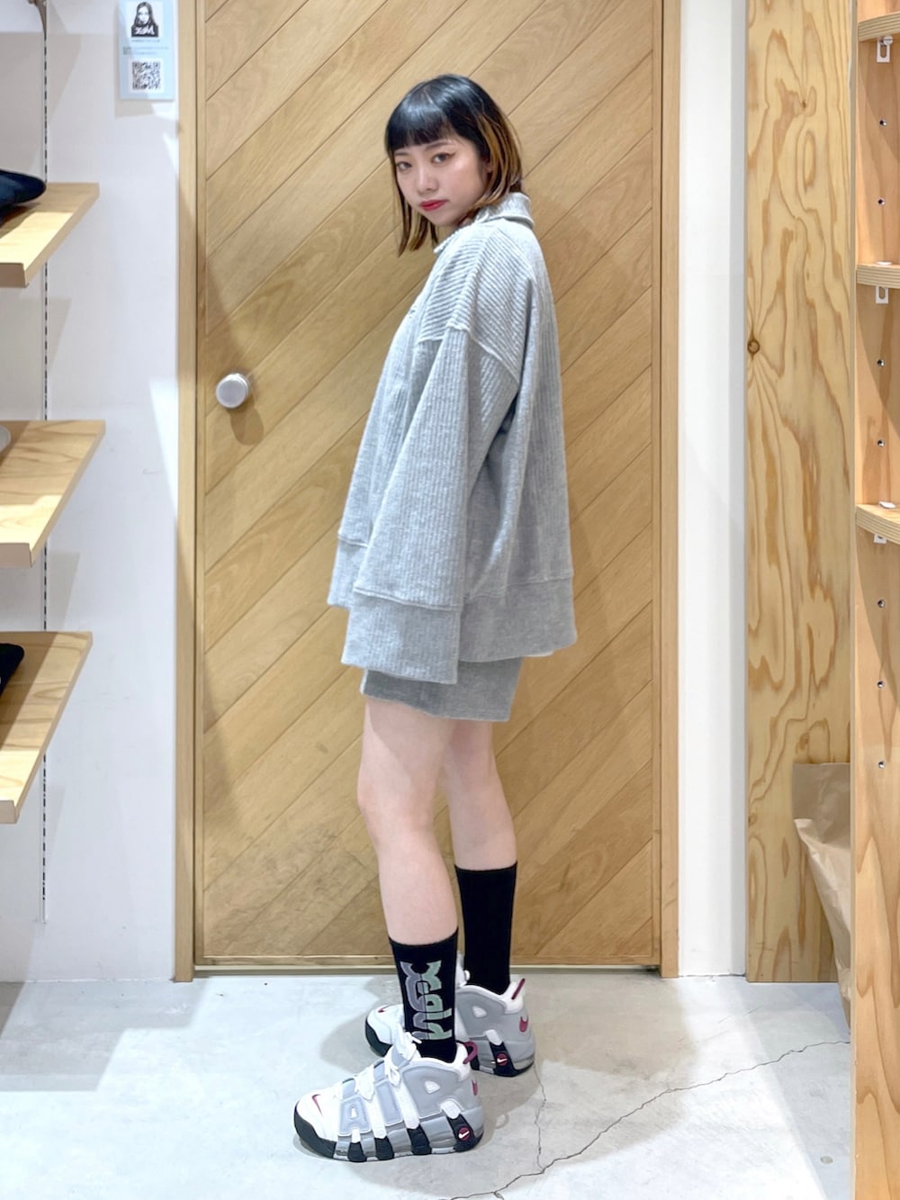 ホワイト系のスニーカー、ホワイト系のTシャツ/カットソー、グレー系のスウェットを着用したレディースの冬コーディネートの2枚目の写真