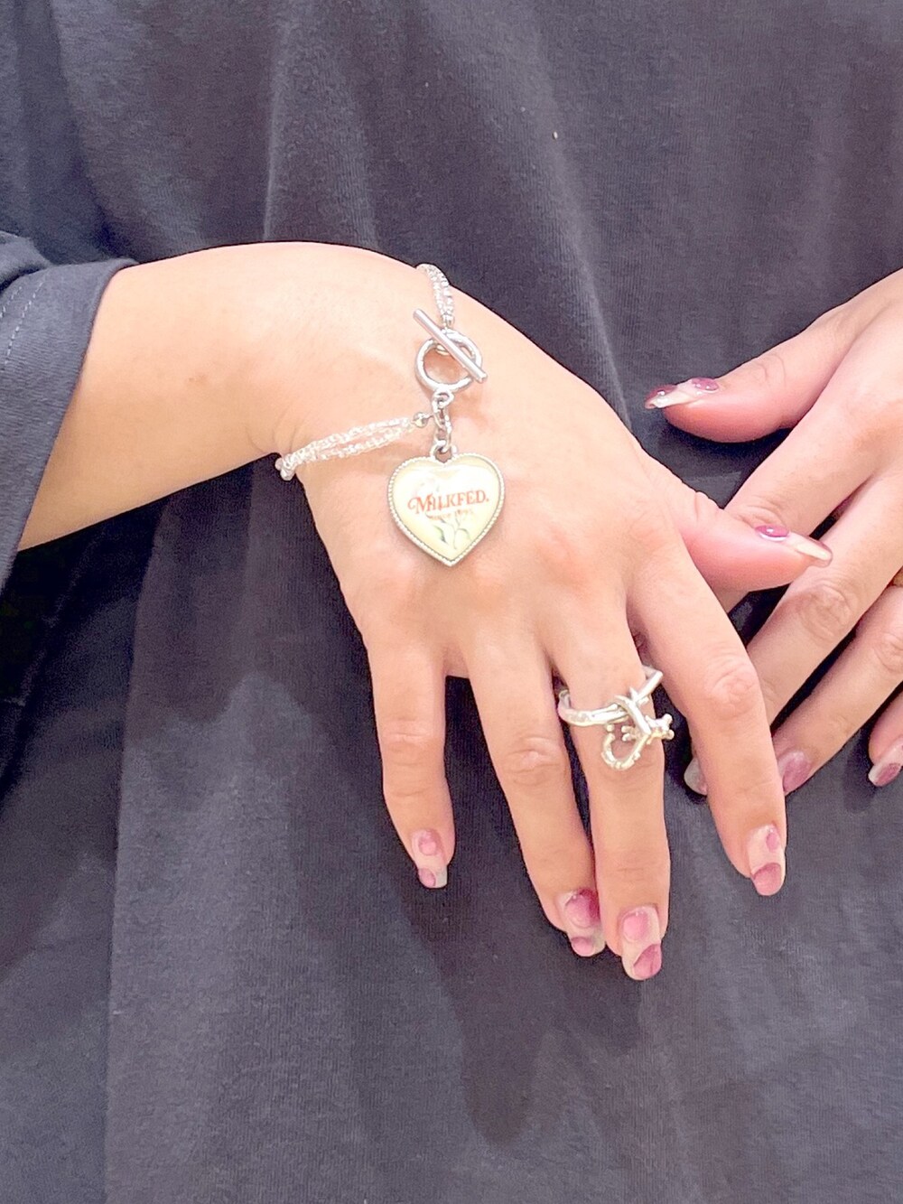 ブラック系のサンダル、グレー系のTシャツ/カットソー、ブラック系のバックパック/リュックを着用したレディースの夏コーディネートの7枚目の写真