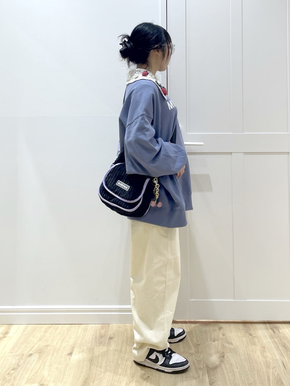 ホワイト系のカーディガン/ボレロ、ブルー系のスウェット、ホワイト系のその他パンツを着用したレディースの秋コーディネートの3枚目の写真