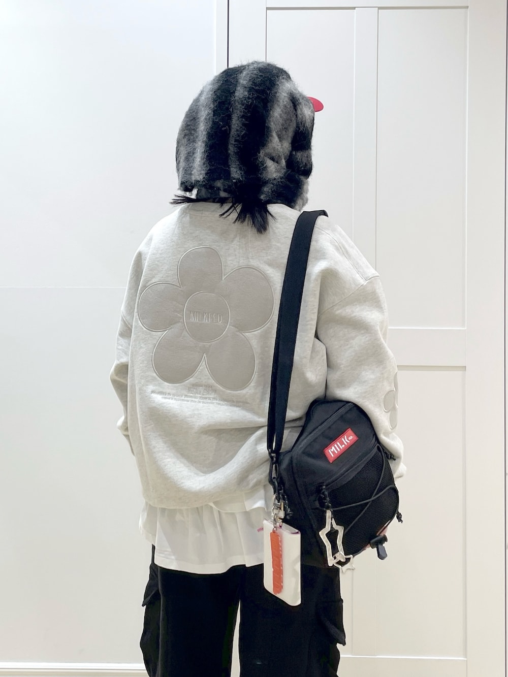 ホワイト系のTシャツ/カットソー、ベージュ系のスウェット、ブラック系のスウェットパンツを着用したレディースの秋コーディネートの5枚目の写真