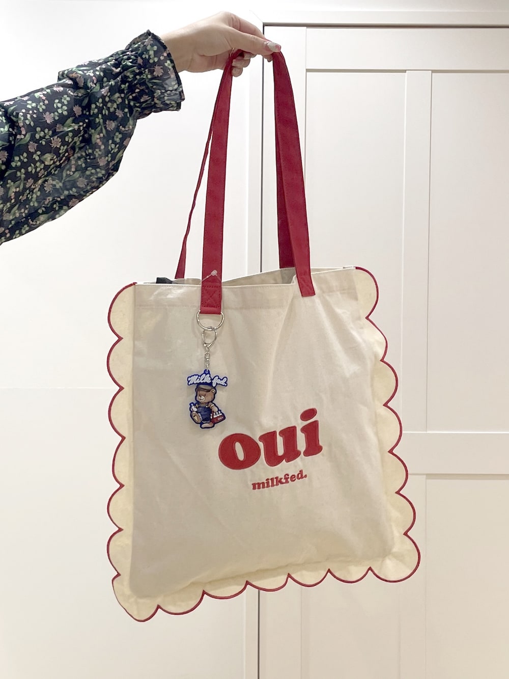 ブルー系のワンピース、ブルー系のデニムパンツ、ブラック系のブーツを着用したレディースの冬コーディネートの7枚目の写真