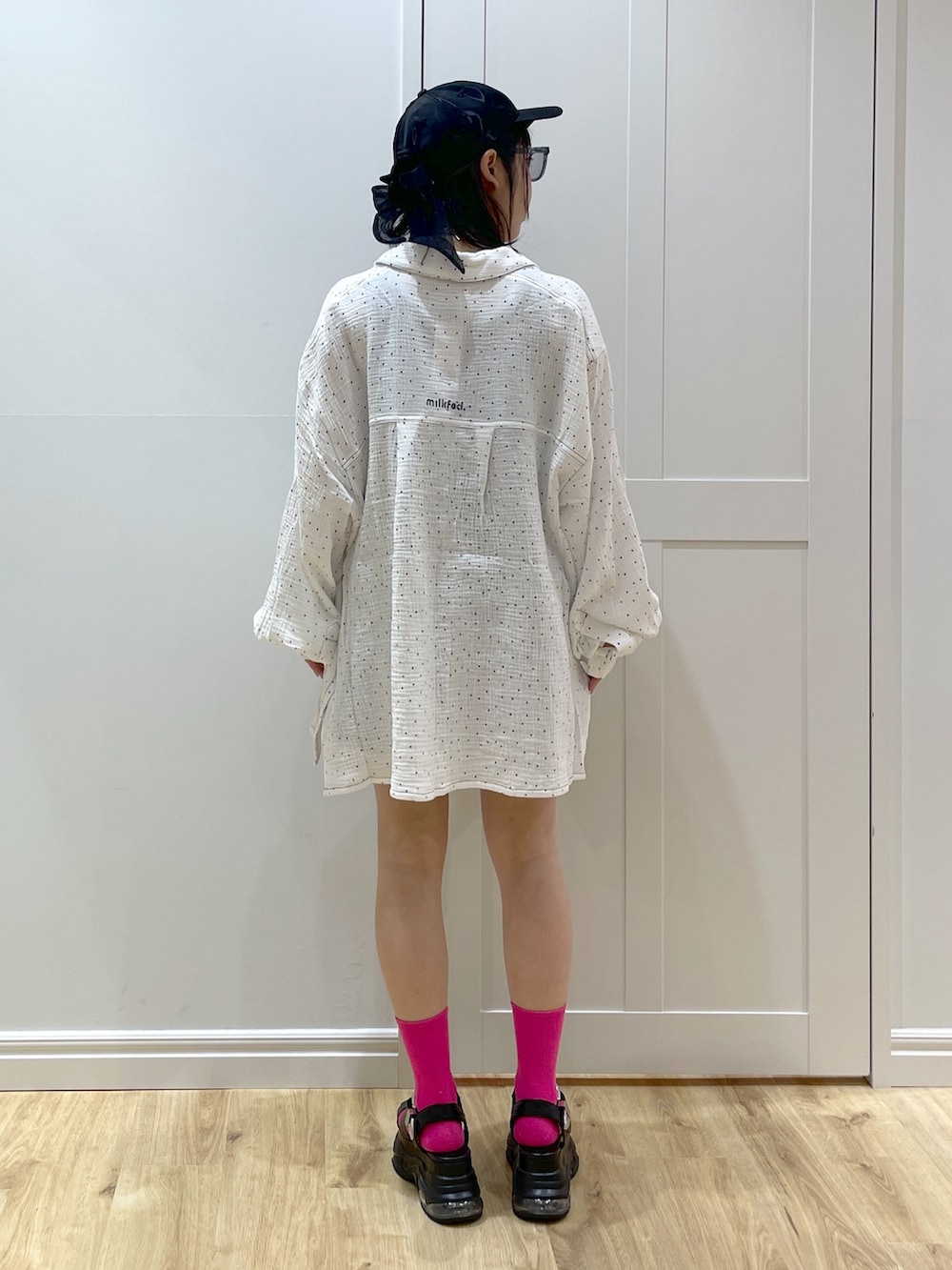 ブラック系のショルダーバッグ、ブラック系のサンダル、ブラック系のタンクトップを着用したレディースの夏コーディネートの2枚目の写真