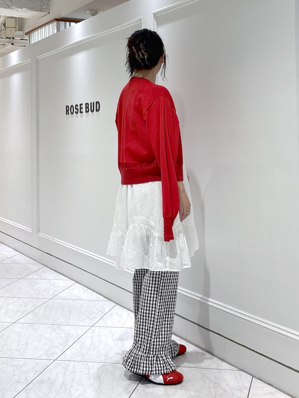 レッド系のニット/セーター、ブラック系のその他パンツ、ホワイト系のワンピースを着用したレディースの夏コーディネートの2枚目の写真