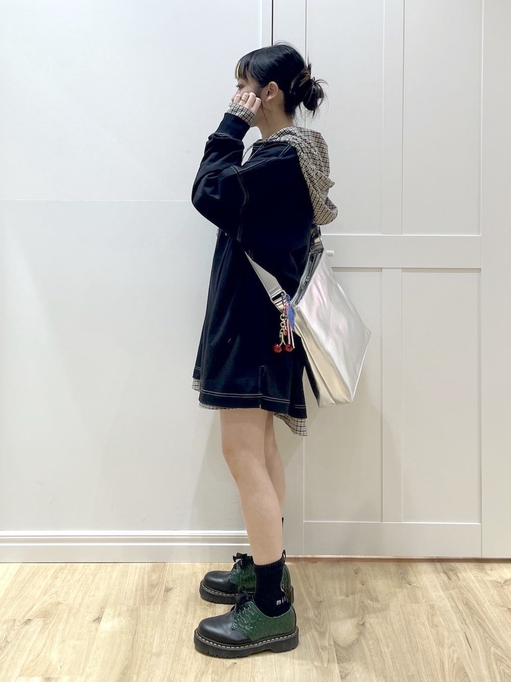 ブラック系のTシャツ/カットソー、ベージュ系のシャツ/ブラウス、シルバー系のショルダーバッグを着用したレディースの冬コーディネートの2枚目の写真