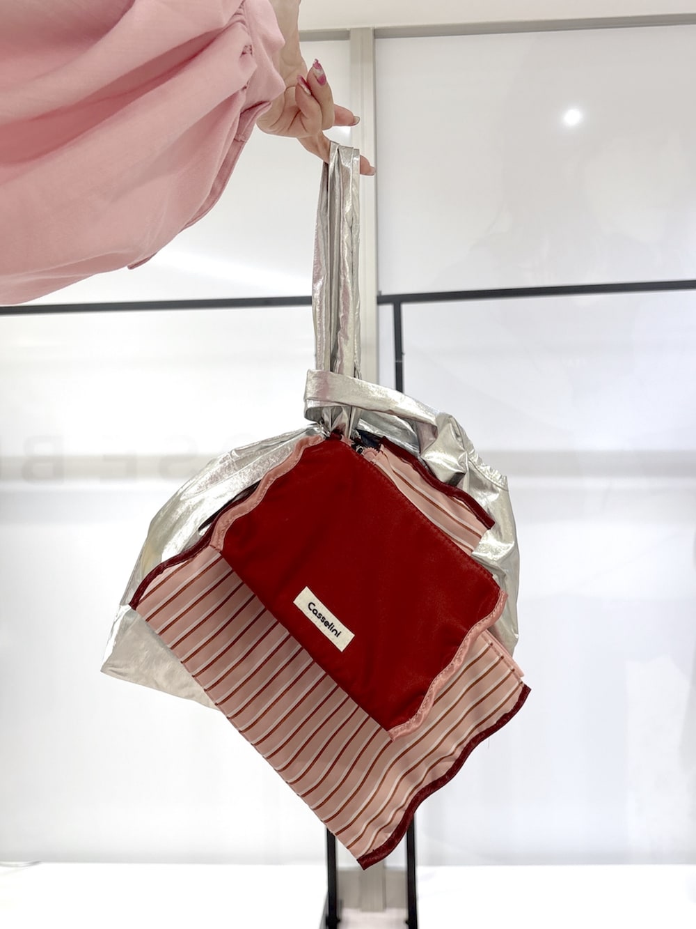 ブラック系のその他シューズ、ピンク系のシャツ/ブラウス、ブルー系のデニムパンツを着用したレディースの春コーディネートの9枚目の写真