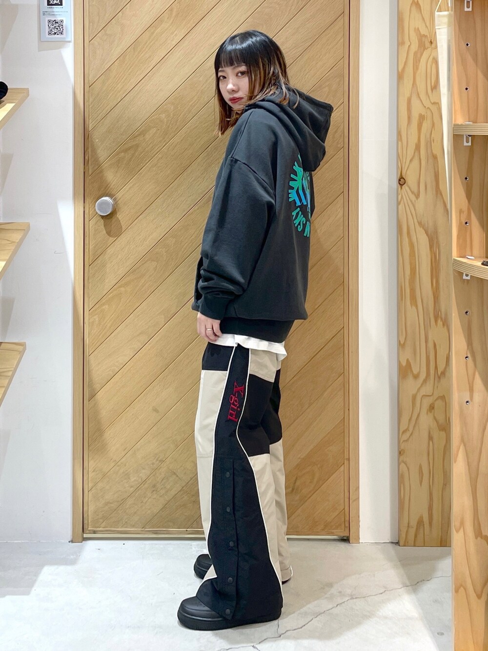 ベージュ系のその他パンツ、ブラック系のスニーカー、グレー系のパーカーを着用したレディースの冬コーディネートの2枚目の写真