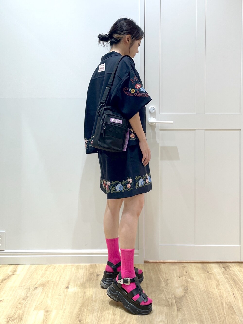 ブラック系のサンダル、ブルー系のその他パンツ、パープル系のショルダーバッグを着用したレディースの夏コーディネートの3枚目の写真