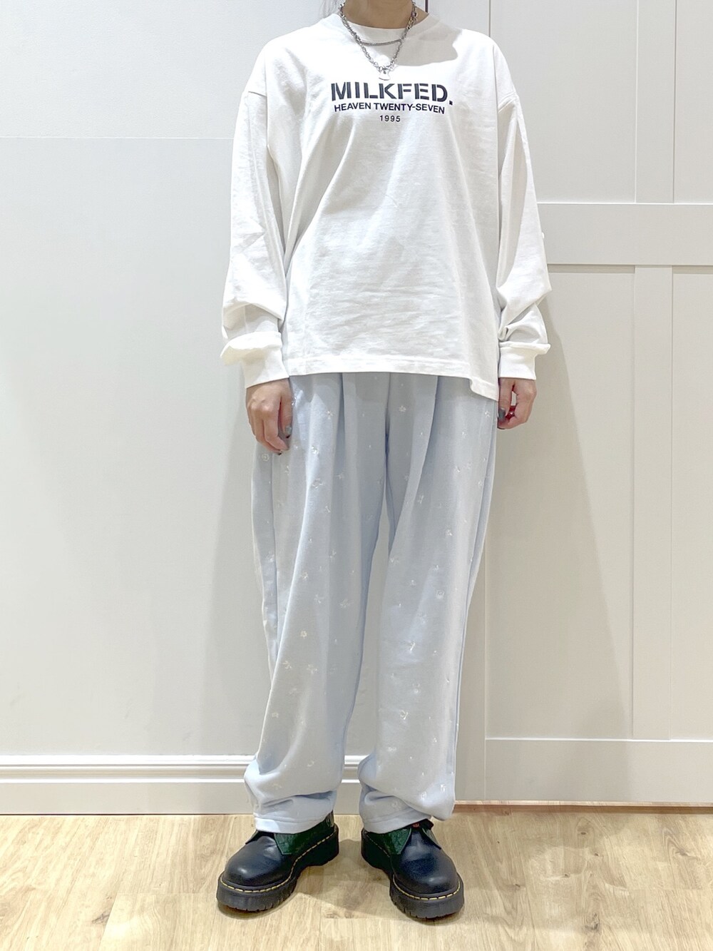 ホワイト系のパーカー、ホワイト系のTシャツ/カットソー、ブルー系のスウェットパンツを着用したレディースの冬コーディネートの5枚目の写真