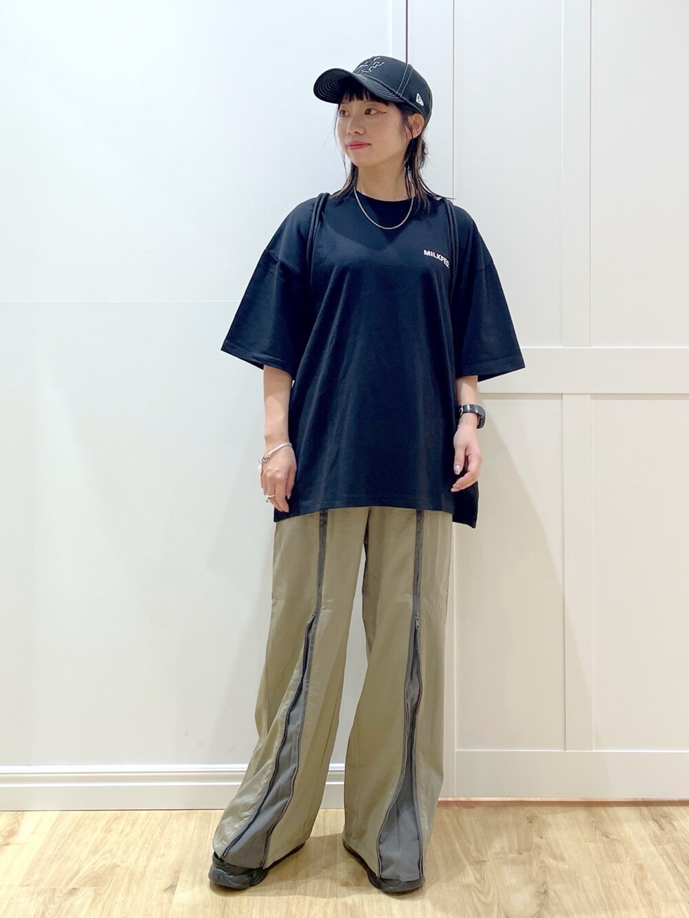 グリーン系のその他パンツ、ブラック系のTシャツ/カットソー、グリーン系のバックパック/リュックを着用したレディースの夏コーディネートの5枚目の写真