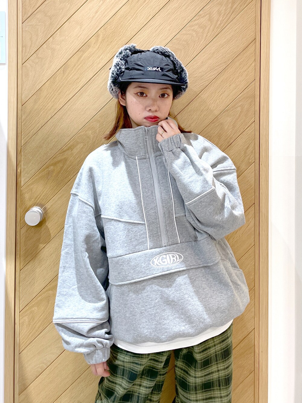 グレー系のスウェット、グリーン系のその他パンツ、ブラック系のスニーカーを着用したレディースの秋コーディネートの2枚目の写真